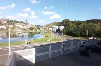 Sobrado com 2 suítes  de frente ao lago em lindóia.