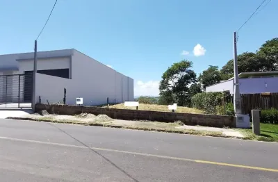 Trata-se de um terreno de 900 m², totalmente plano, localizado numa das regiões mais encantadoras de águas de lindóia.