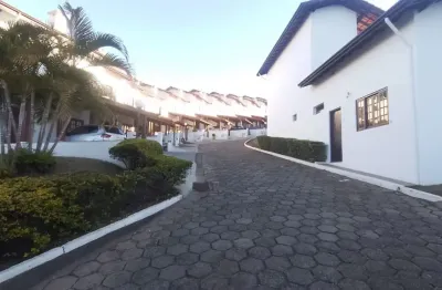 Sobrado em condomínio fechado com 2 dormitórios e área de lazer