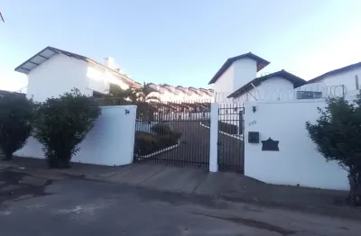 Sobrado em condomínio fechado com 2 dormitórios e área de lazer