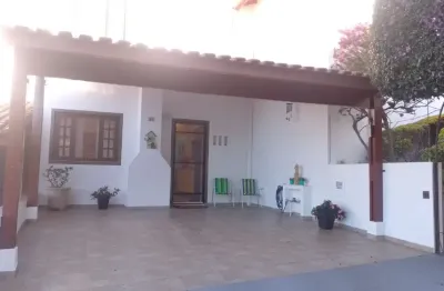 Sobrado em condomínio fechado com 2 dormitórios e área de lazer