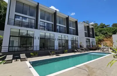 Situado em águas de lindóia, o condomínio loft camp esta localizado em uma área cercada por muito verde e muito bem localizada.
