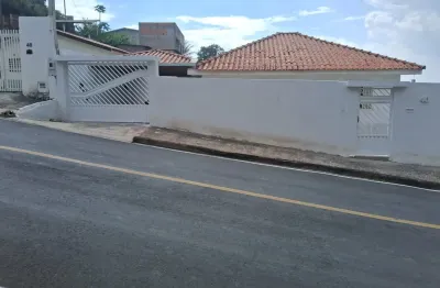 Casa com 2 dormitórios em aguas de lindóia a 5 minutos do centro da cidade.