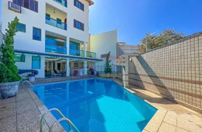 Residência magnífica: 5 suítes, 8 vagas, piscina, academia, churrasqueira, 800m² construído.