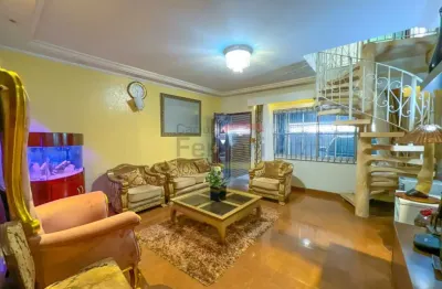 Barra funda, sobrado mobiliado, 9 quartos, 2 suítes, 2 vagas, quintal e piscina.