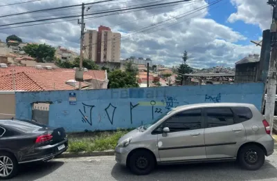 Casa térrea necessita de reforma, terreno bom para construção e uma ótima localização.