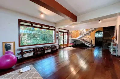 Grande oportunidade: casa histórica e impecavelmente conservada em um refúgio verde de 2.500 m²