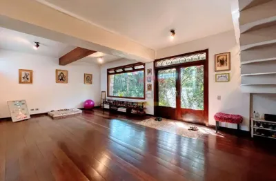 Grande oportunidade: casa histórica e impecavelmente conservada em um refúgio verde de 2.500 m²