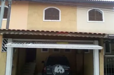 Sobrado com 02 dormitórios, 02 vagas de garagem, quintal, edicula