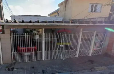 Casa com 4 cômodos + 4 casas de 2 cômodos e banheiro