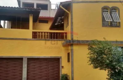 Sobrado com 3 dormitórios, sendo 1 suíte, 2 vagas de garagem, churrasqueira