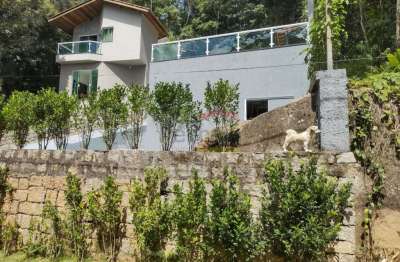 Linda casa de alto padrão no Condomínio Parque Suíça, em meio a Serra da Cantareira