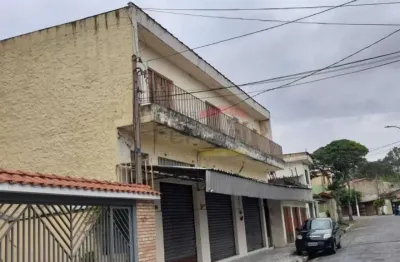 Prédio residencial/comercial, salão com 3 portas de aço, e residencia parte superior