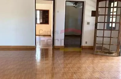 Casa térrea próximo ao horto com 2 dormitórios, quintal, churrasqueira, forno de pizza, 4 vagas