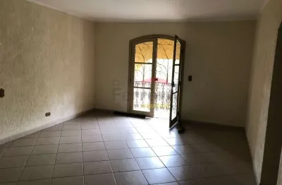 Sobrado em estilo colonial, localização privilegiada, área militar e arborizada. 10 vagas cobertas.
