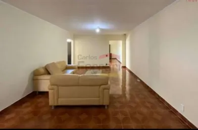 Casa térrea com 296 m² área construída / 4 dormitórios / 3 suítes, 4 vagas
