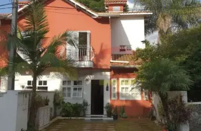 Condomínio fechado, sobrado com 3 dormitórios, sendo 1 suíte, 2 vagas