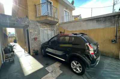 Sobrado no Tremembé, 3 dormitórios, 2 vagas, sala, cozinha, corredor lateral e quintal.