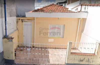 2 casas térreas com 2 dormitórios, sendo 1 suíte, 1 vaga de garagem.