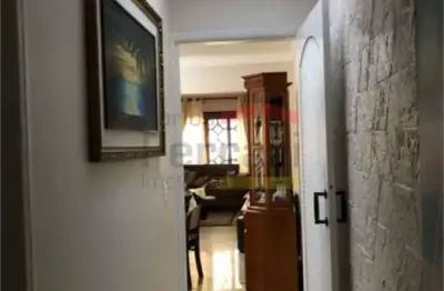 Casa térrea com 02 dormitórios, sendo 01 suíte e 2 vagas + edícula
