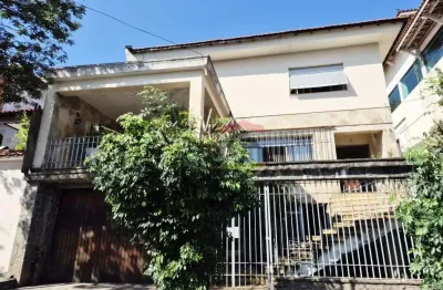 Sobrado próximo a água fria, com 3 quartos sendo 1 suíte e 4 vagas