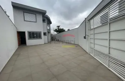 Novo sobrado 123m² no parque são domingos, com 3 dormitórios, quintal com churrasqueira e 6 vagas.