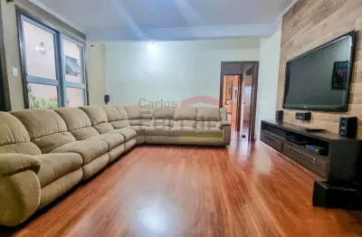 Oportunidade imperdível: sobrado com 3 quartos, 3 vagas, churrasqueira e com salão comercial à venda
