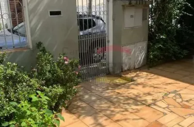 Imóvel comercial ou residencial com 2 casas, total de 5 dormitórios, 1 suíte, 2 vagas de garagem