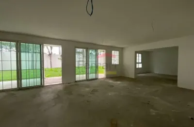 Condomínio alto padrão com  mais de 17.000 m² de terreno, região bem arborizados.