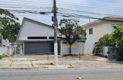 Casa comercial de 226m² em localização nobre - próximo ao metrô, com estacionamento e 8 salas!