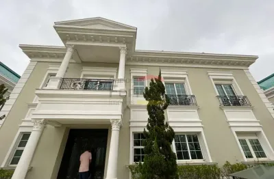Condomínio alto padrão com  mais de 17.000 m² de terreno, região bem arborizados.