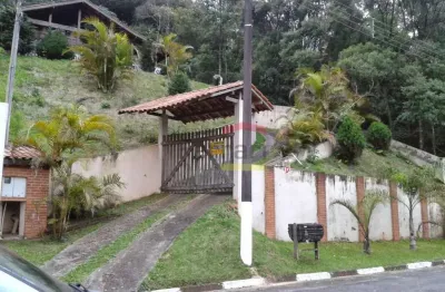 Casa aconchegante em meio a serra da cantareira, no loteamento pq suíça com 120m de área útil, toda