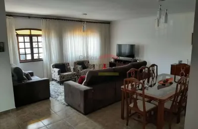 Sobrado com 3 suítes, quintal, churrasqueira, 8 vagas de garagem