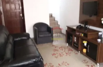 Sobrado em condomínio com 03 dormitórios, 01 vaga de garagem e churrasqueira