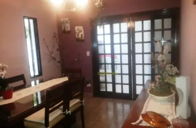 Sobrado com 04 dormitórios, 02 vagas de garagem, com dependências