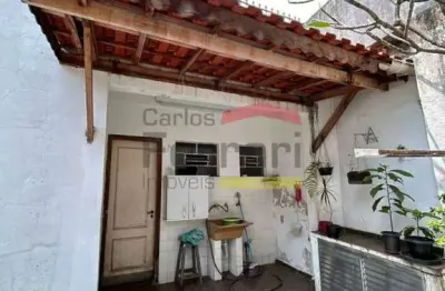 Sobrado com dois dormitórios, sendo um com varanda, ampla sala para dois ambientes