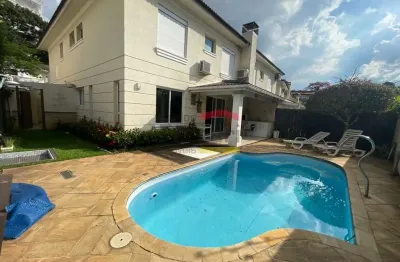 Sobrado de alto padrão em condomínio fechado, com 3 suítes, área gourmet, piscina e 3 vagas.