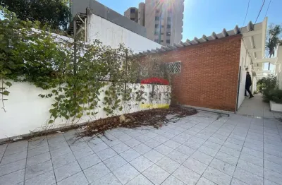 Ampla casa comercial, 7 salas, 4 banheiros, copa, quintal com churrasqueira, lavanderia e 4 vagas.