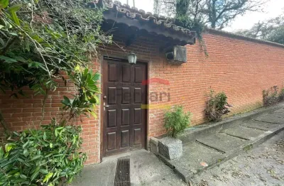 Tremembé, casa assobrada de 590m² à venda em rua muito tranquila.