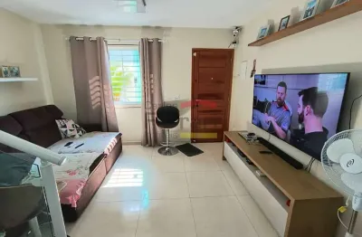 Sobrado com condomínio fechado com 2 suítes, 1 vaga de garagem