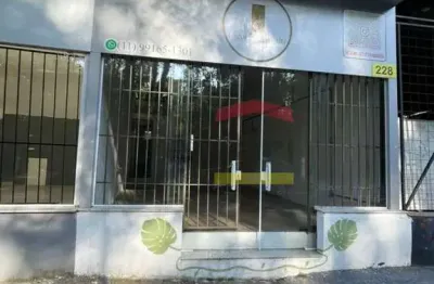Loja de rua com 38m² de área útil pé direito auto aceita todas as formas de locação venha conhecer .