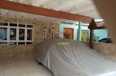 Sobrado, 247 metros, 4 dormitórios, 3 vagas de garagem, piscina, próximo metrô parada inglesa.