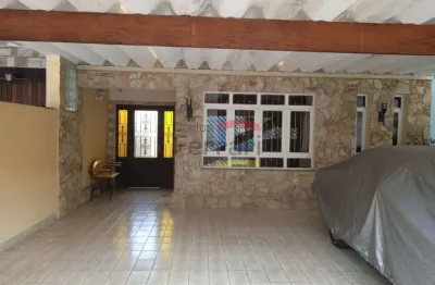 Sobrado, 247 metros, 4 dormitórios, 3 vagas de garagem, piscina, próximo metrô parada inglesa.