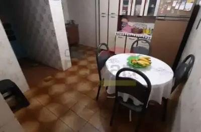 Casa da frente térrea, 2 quartos, 2 vagas, sobrado nos fundos com 2 quartos, sendo 1 suite, quintal