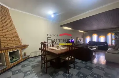 Apresentamos uma casa com dois pavimentos situada em local estratégico da zona norte