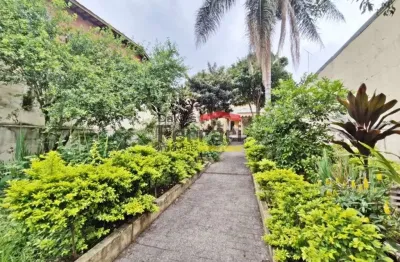 Casa no Chora Menino, com 4 quartos, 6 vagas, próx. à Av. Braz Leme