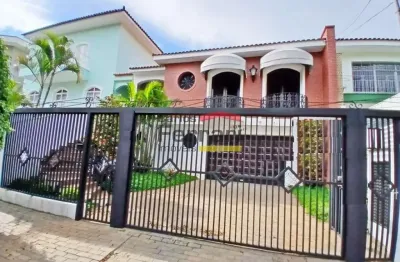 Casa assobradada no Jardim França, com 3 quartos, 4 vagas e piscina