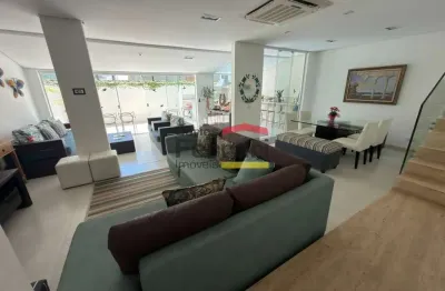 Casa à venda em condomínio fechado em frente ao mar na Praia de Maresias, São Sebastião - SP.