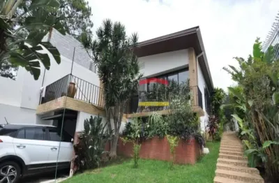 Casa Espaçosa à Venda em Rua Tranquila de São Paulo - 320m² de Terreno
