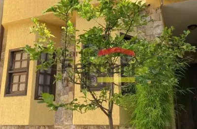 Casa à venda no Alto da Lapa pronta para morar com churrasqueira e 2 vagas